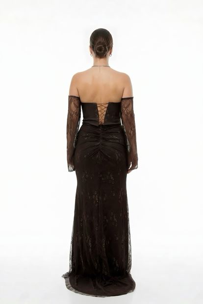 فستان سهرة بني اللون مطرز بالخرز والدانتيل بمقاسات كبيرة